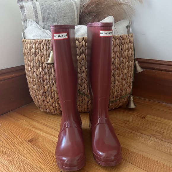 Hunter Boots Original Tall Red Gloss Rain Boot - Size 7 Women’s - Picture 4 of 10